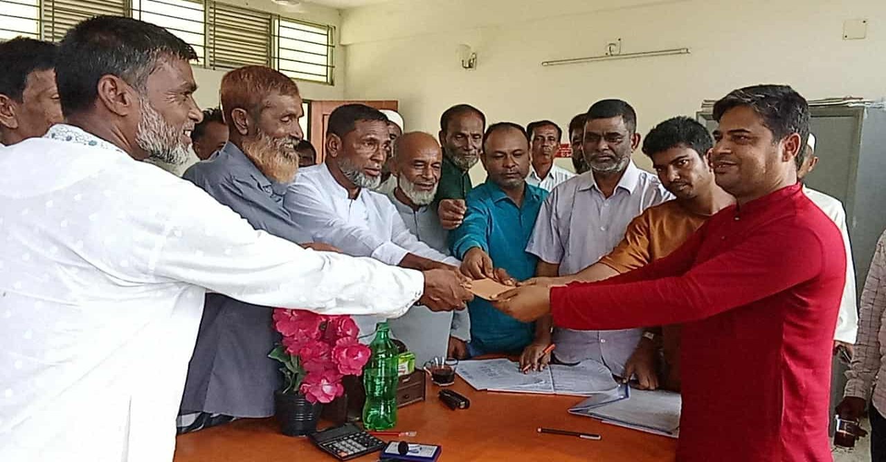 আটপাড়ার পাহাড়পুর উচ্চ বিদ্যালয়ে ম্যানেজিং কমিটির নির্বাচনে মনোনয়ন দাখিল করলেন মো. রতন মিয়া