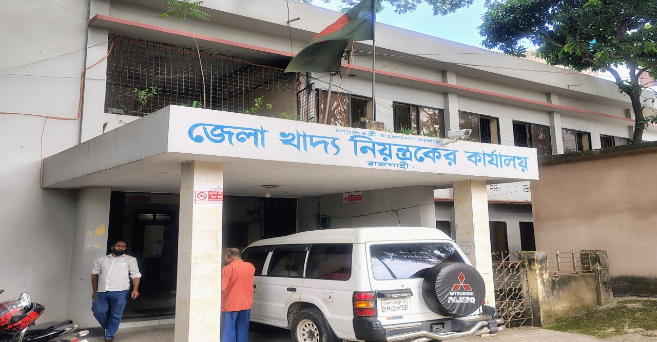 কর্তৃপক্ষের গাফিলতিতে ১৪ দিন বন্ধ ছিল ওএমএস বিক্রি : রাজশাহীর ৭নং ওয়ার্ডের অসহায় মানুষদের করুণ অপেক্ষা