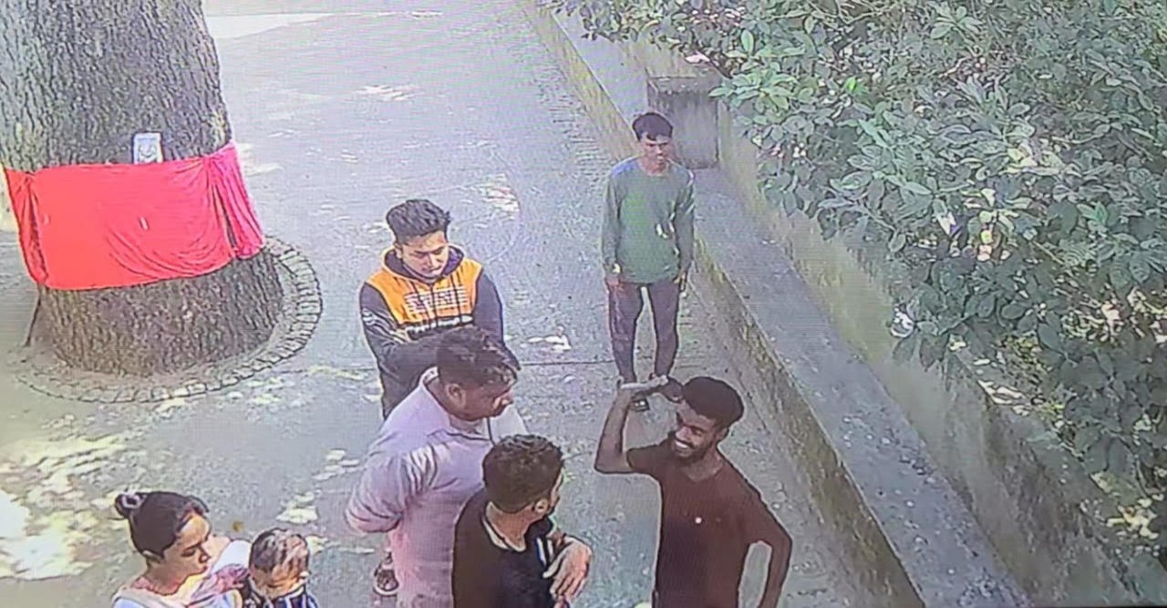 রাজশাহীতে মন্দিরের পুরোহিতকে পেটালেন যুবক