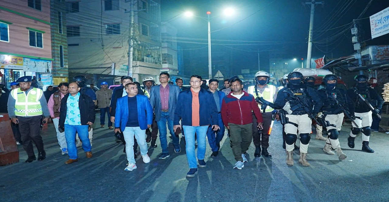 রাতের রাজশাহী পরিদর্শনে পুলিশ কমিশনার: সাধারণ মানুষের সাথে মতবিনিময়