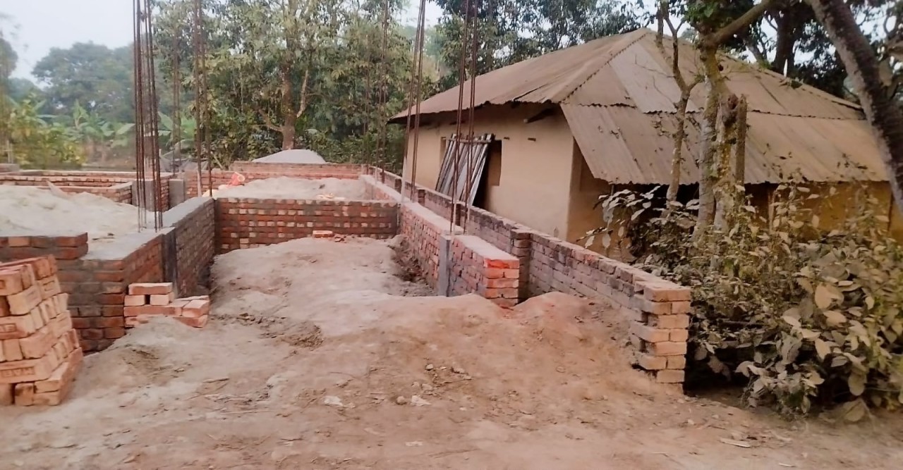 মোহনপুরে প্রতিপক্ষকে ফাঁসাতে মায়ের মাথায় আঘাত
