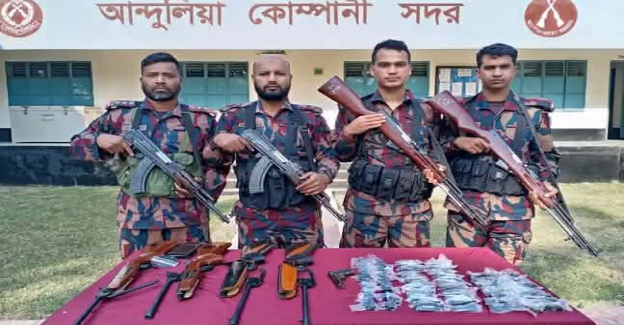 যশোরে বিজিবির অভিযানে বিদেশি গ্যাস পিস্তলসহ অস্ত্র-সরঞ্জাম উদ্ধার