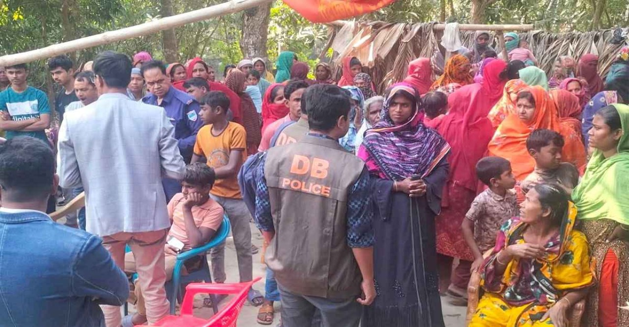 নড়াইলের চাঁদপুর গ্রামে থেকে ভ্যান চালকের রক্তাক্ত মরদেহ উদ্ধার
