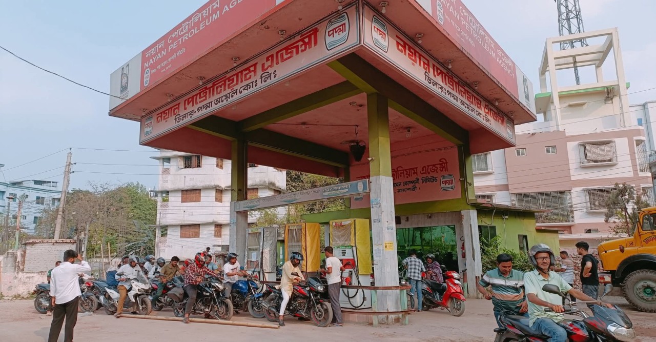 রাজশাহীতে তেলের তীব্র সংকট: পাম্পে হাহাকার, খোলা বাজারে চড়া দামে বিক্রি