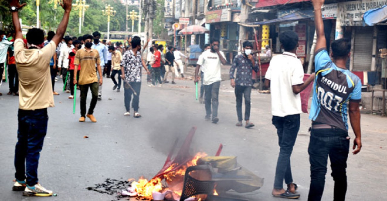 শ্রমিক ইউনিয়ন দখলে নিতে রাজশাহীতে ককটেল বিস্ফোরণ ও সংঘর্ষ