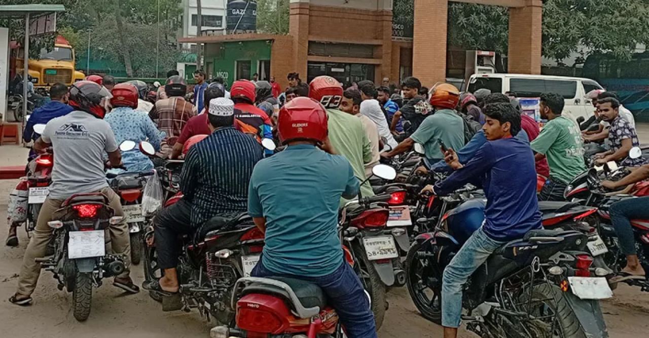 চাঁপাইনবাবগঞ্জে জ্বালানি তেলের সংকট: পাম্পে দীর্ঘ লাইন, ভোগান্তিতে চালকরা