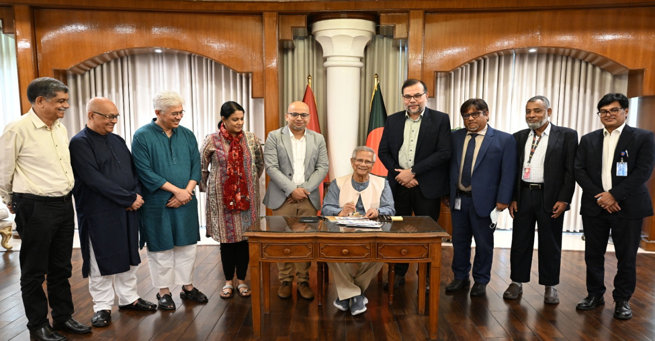 জুলাই গণ-অভ্যুত্থান দিবস উপলক্ষে স্মারক ডাকটিকিট অবমুক্ত করলেন প্রধান উপদেষ্টা