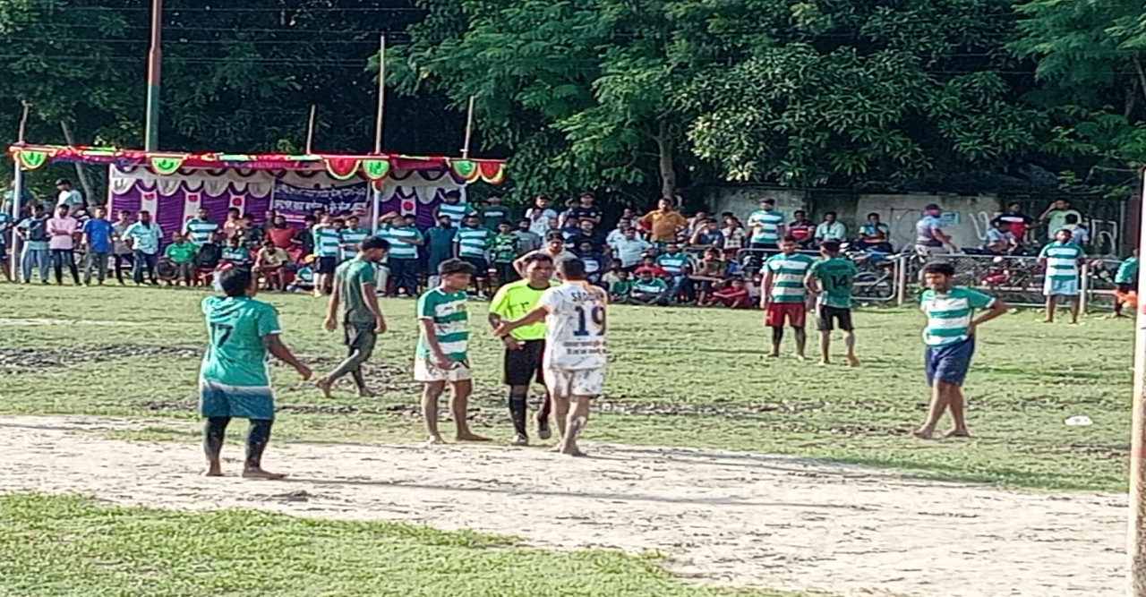 ১৬ দলীয় “বেনাপোল বাজার ফুটবল টুর্ণামেন্ট”-২০২৫ এর কোয়াটার ফাইনালে ১ম ম্যাচ অনুষ্ঠিত