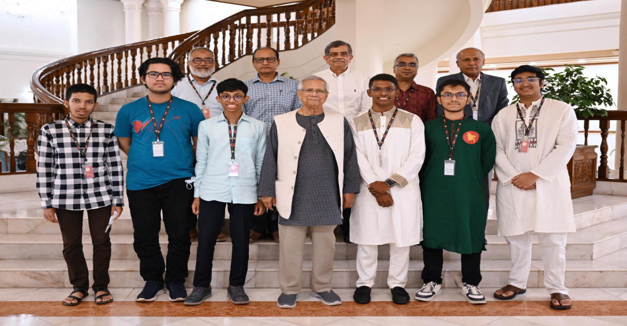 অলিম্পিয়াডে পদকজয়ী ছয় শিক্ষার্থীর সঙ্গে প্রধান উপদেষ্টার সাক্ষাৎ