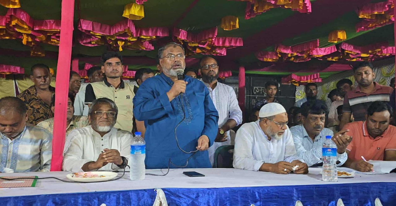 সিংড়ায়  বিএনপি নেতা অধ্যক্ষ আনু'র পূজা মন্ডপ পরিদর্শন