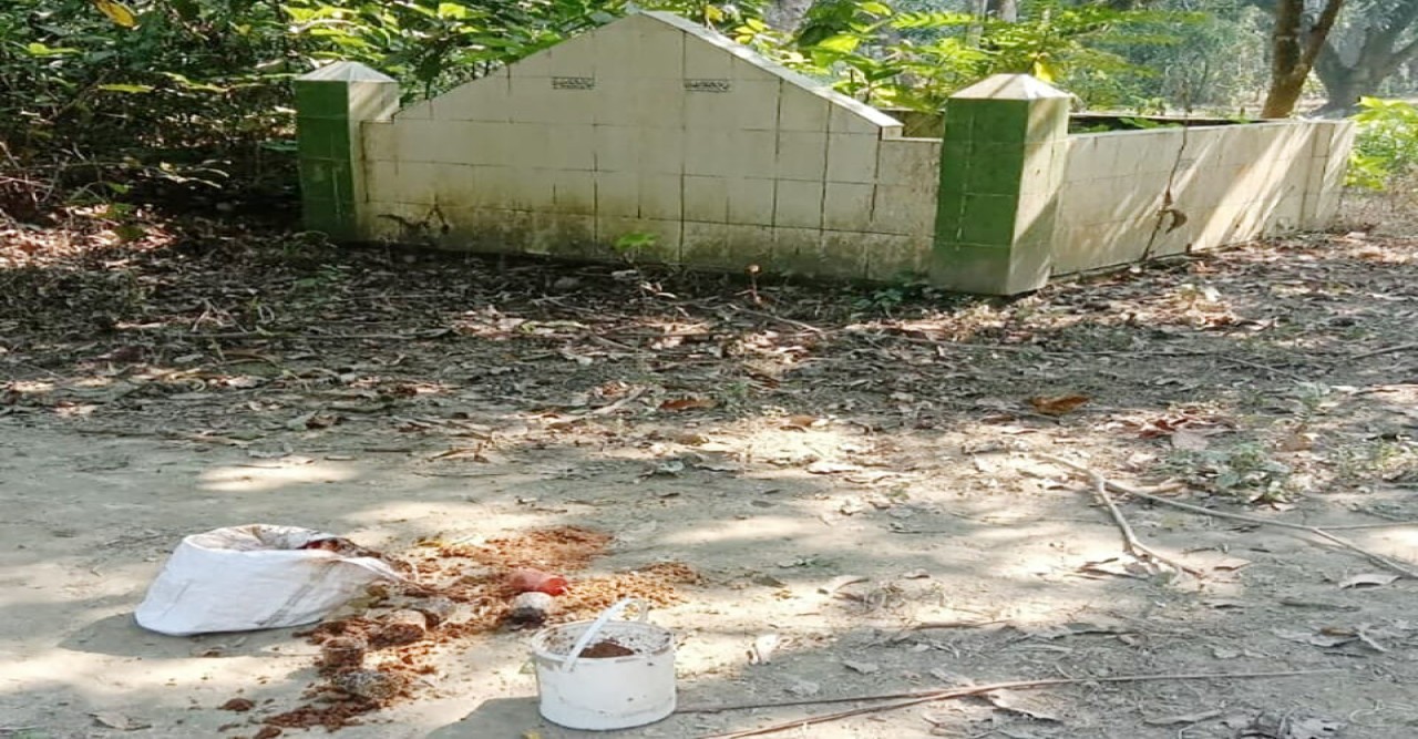 শার্শায় পল্লীতে কবরস্থান থেকে ৬টি অবিস্ফোরিত ককটেল উদ্ধার