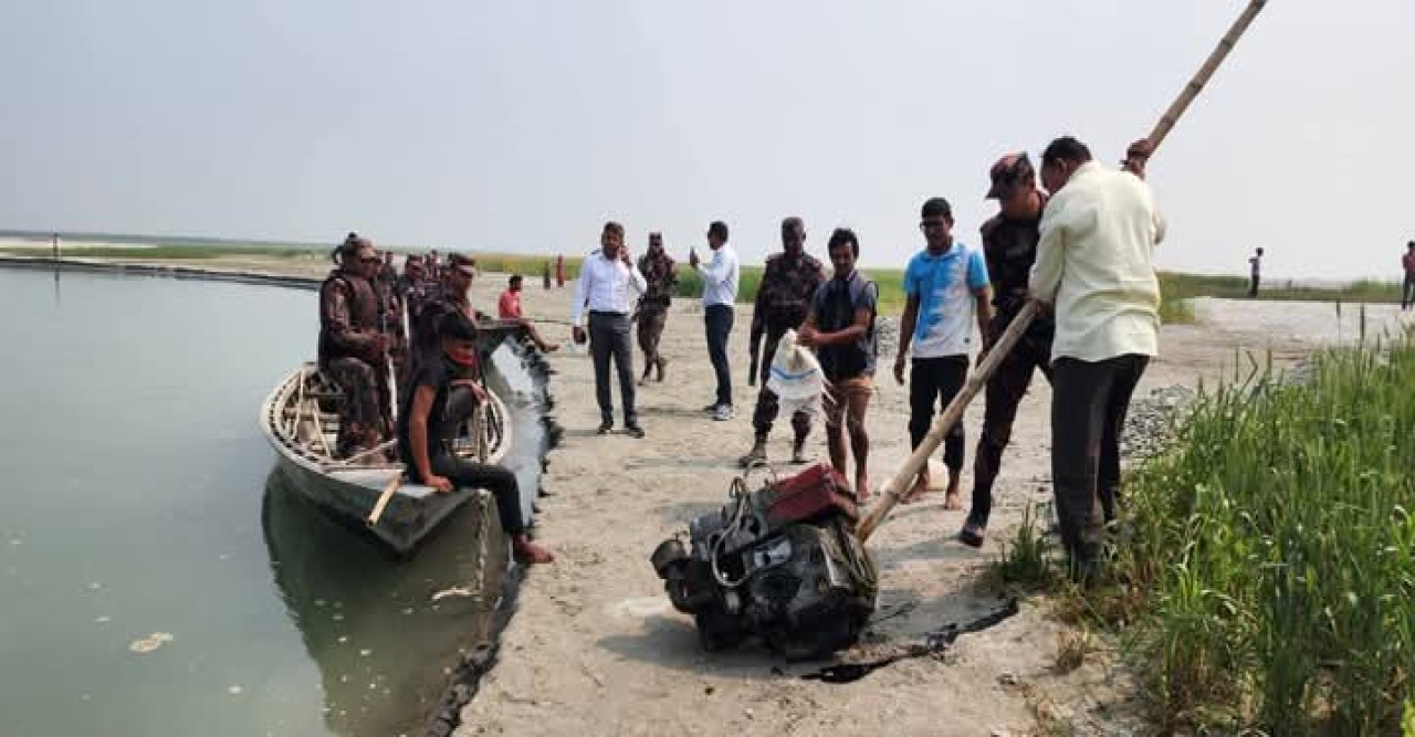 তিস্তায় অবৈধ পাথর উত্তোলনের বিরুদ্ধে টাস্কফোর্সের অভিযান নৌকা-মেশিন ধ্বংস