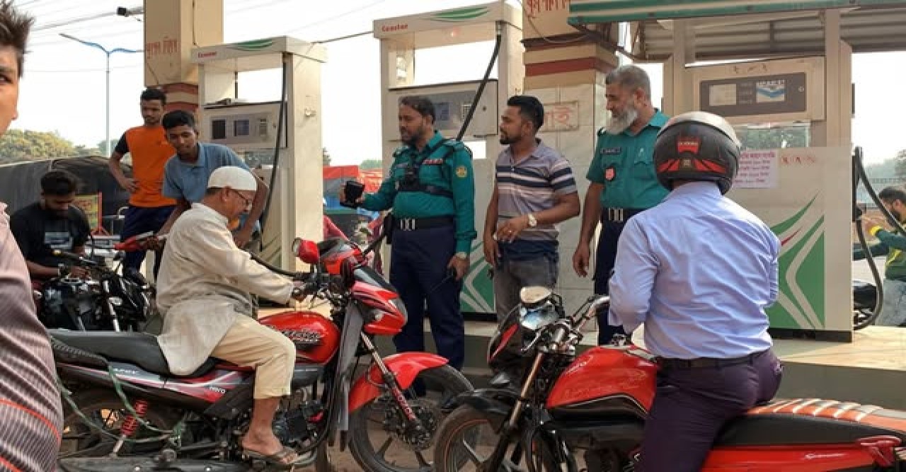 রাজশাহীতে পুলিশ পাহারায় তেল বিক্রি, দীর্ঘ লাইনে ভোগান্তি