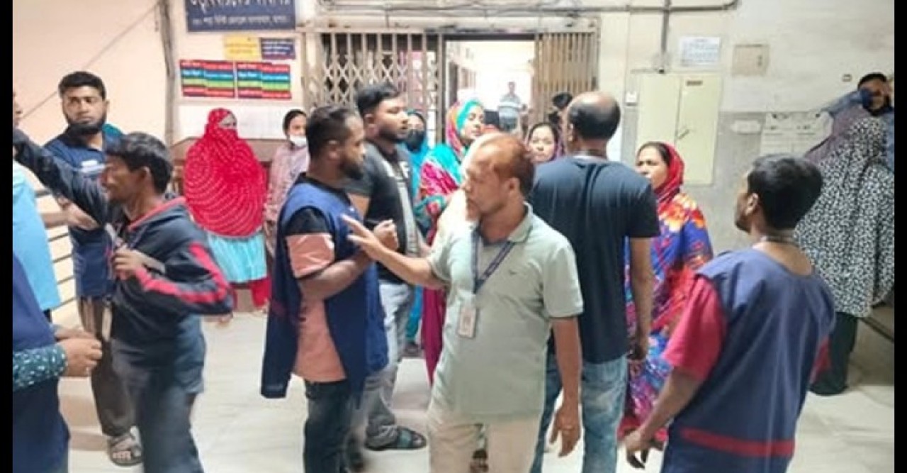 যশোর জেনারেল হাসপাতালে স্বেচ্ছাসেবকদের অবস্থান কর্মসূচি