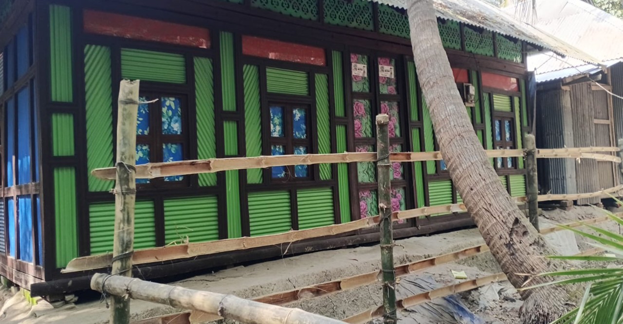 রামগঞ্জে পুলিশের দাপট, বেড়া দিয়ে একমাস যাবত অবরুদ্ধ করে রেখেছে একটি পরিবার