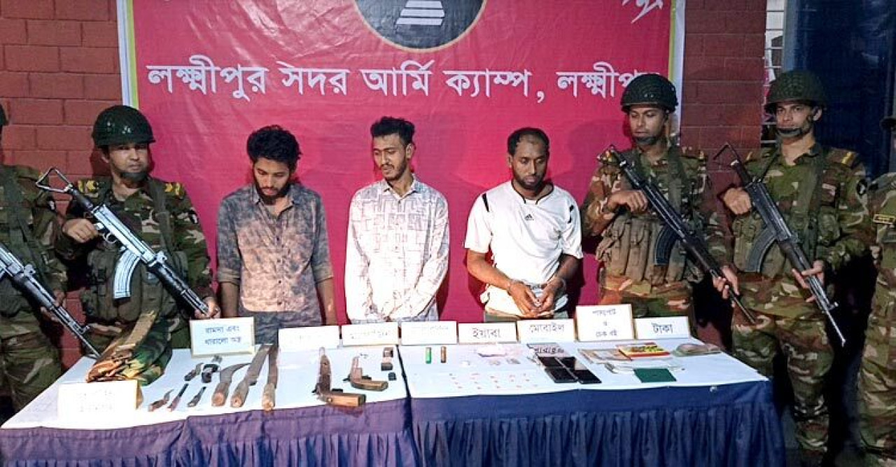 লক্ষ্মীপুরে  পিস্তল ও ইয়াবা সহ ৩ যুবক আটক