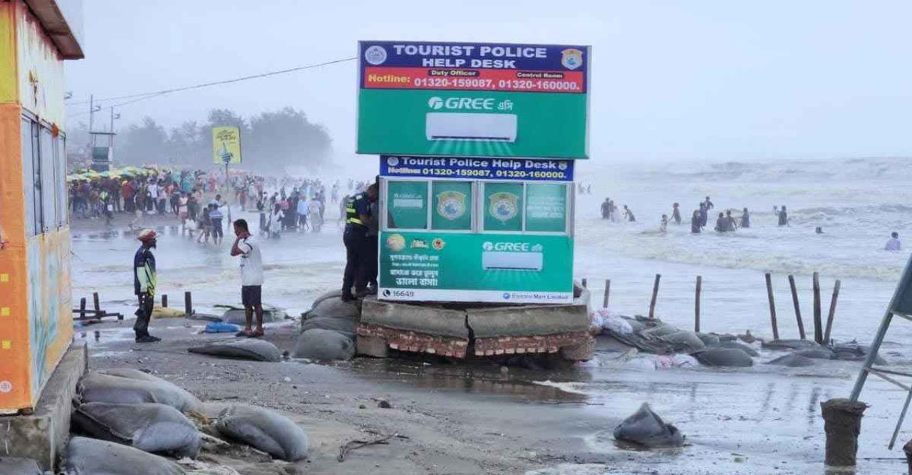 ঢেউয়ের আঘাতে লণ্ডভণ্ড কক্সবাজার সমুদ্র সৈকত