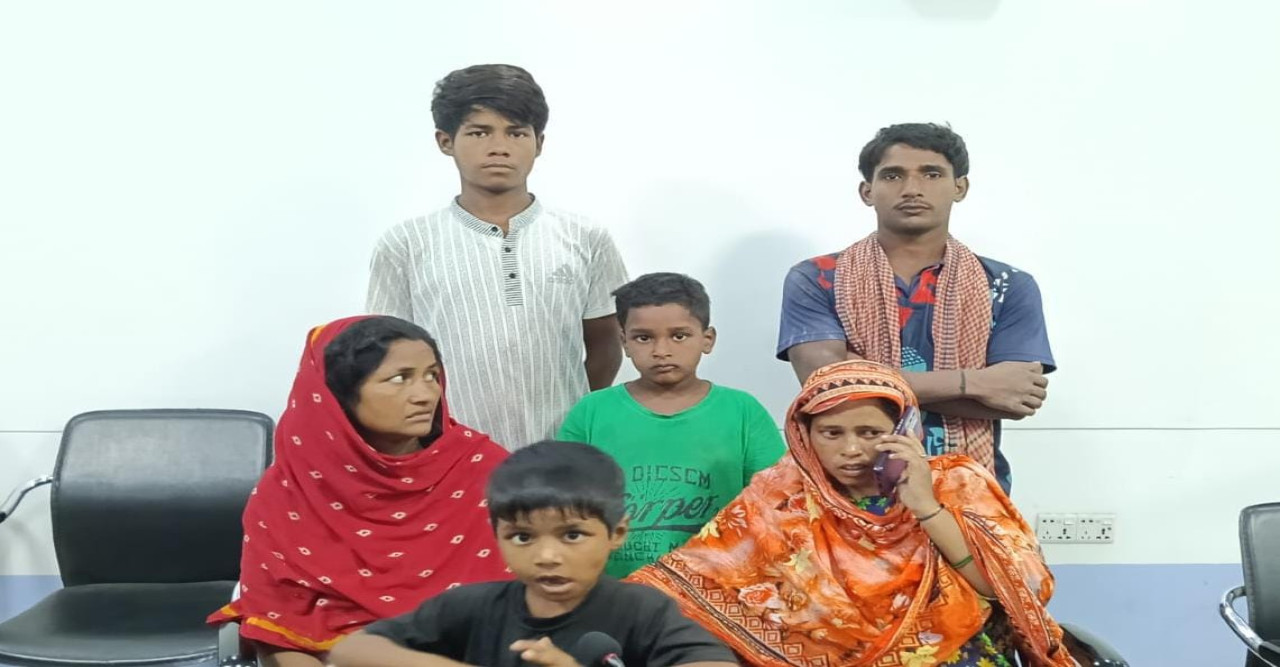 চাঁপাইনবাবগঞ্জে ছয় ভারতীয় নাগরিক আটক