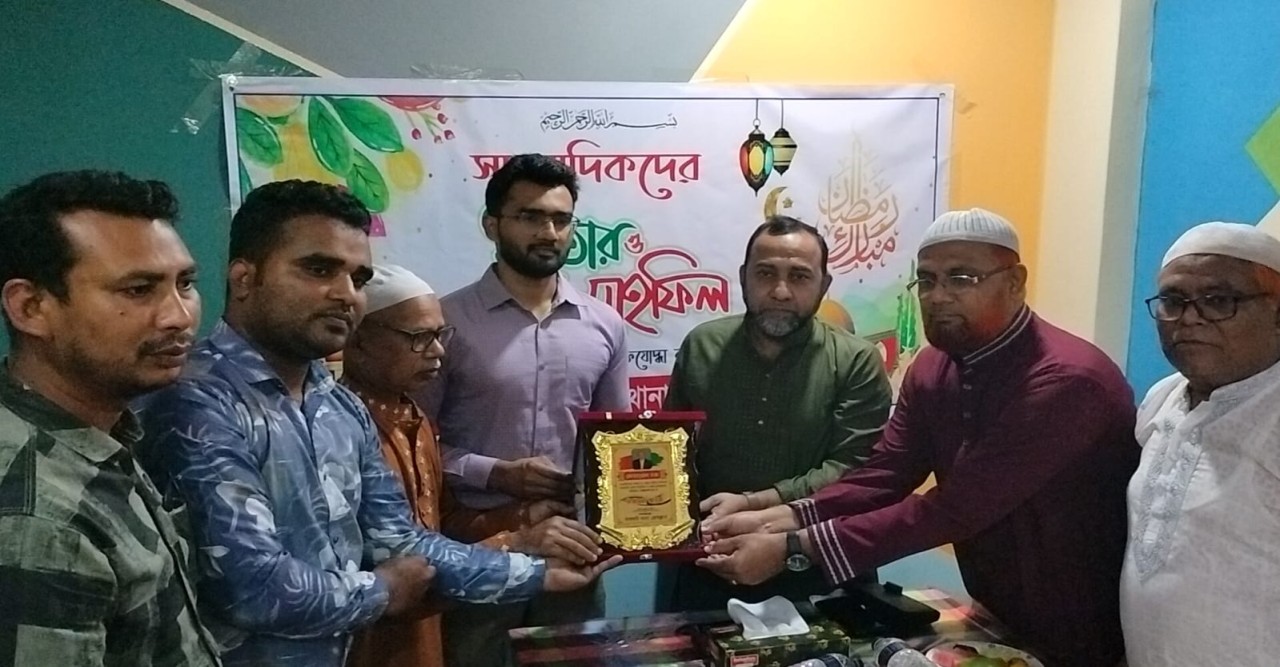 চারঘাটে সাংবাদিকদের ইফতার মাহফিল ও রাজশাহী প্রেসক্লাব সাধারণ সম্পাদককে সম্মাননা প্রদান