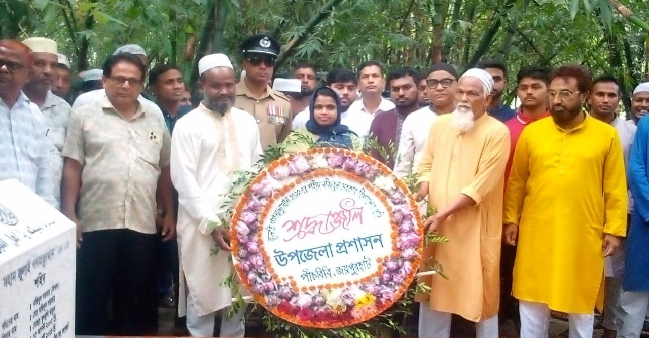 পাঁচবিবিতে জুলাই  অভ্যুত্থানের বর্ষপূতিতে শহীদ বিশালের কবরে পুষ্পস্তবক অর্পণ
