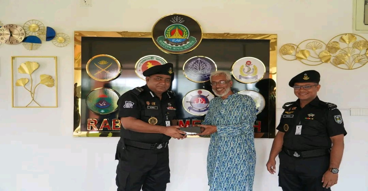 ময়মনসিংহে র‌্যাব-১৪ এর উদ্যোগে হারানো ৬ মোবাইল ফোন মালিকের নিকট হস্তান্তর
