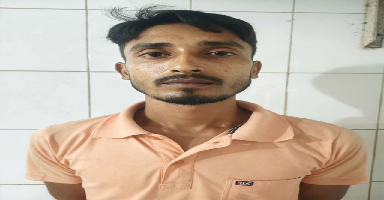 রাজশাহীর পুঠিয়ায় ক্লুলেস হ’ত্যা মামলার প্রধান আসামি ফিরোজকে গ্রেফতার করছে-(র‌্যাব-৫)