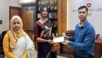 নওগাঁয় ডিসির ইদ উপহার পেলো তৃতীয়লিঙ্গরা