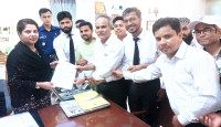 বাঁশখালী চকরিয়া সড়কটি চার লাইনে উন্নীত করার দাবিতে ডিসি অফিসে  স্মারক লিপি প্রধান