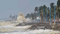 দুপুরের মধ্যে ৬০ কিমি বেগে ঝড়, নদীবন্দরে সতর্ক সংকেত