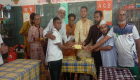 বিভাগীয় চ্যাম্পিয়ন হওয়ায় ফুটবল দলকে সম্মানী দিলেন উৎসব