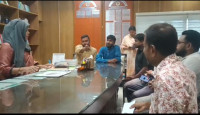 রাজশাহী প্রেসক্লাব অবৈধ দখলমুক্ত করার দাবিতে জেলা প্রশাসকের বরাবর সাংবাদিকদের স্মারকলিপি প্রদান