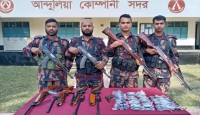 যশোরে বিজিবির অভিযানে বিদেশি গ্যাস পিস্তলসহ অস্ত্র-সরঞ্জাম উদ্ধার