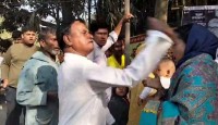 ভোটকেন্দ্রের সামনে রাজশাহীর একমাত্র নারী স্বতন্ত্র প্রার্থীকে চড়থাপ্পড়