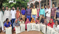 শার্শায় বন্যায় মানুষের আশ্রয় কেন্দ্রে ১০০শ' পরিবারের মাঝে ত্রাণ সামগ্রী বিতরণ করেছেন উপজেলা প্রশাসন