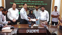 নেত্রকোনায় বিএডিসির পুরাতন   ভবনে ছাদ চাপায় নিহত এবং আহতদের   মাঝে অনুদান বিতরণ