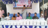 রাসিক ১৪ নম্বর ওয়ার্ড যুবদলের উদ্যোগে পথচারীদের মাঝে ইফতার বিতরণ