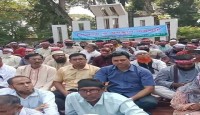 শার্শা উপজেলায় শহীদ মিনারে অবস্থান কর্মসূচিতে এমপিওভুক্ত শিক্ষক-কর্মচারীরা