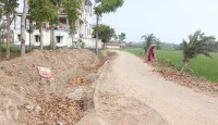 বেনাপোলে বড় আঁচড়া গ্রামে ড্রেনেজের জন্য রাস্তা খুঁড়ে রাখায় ৬ মাস ধরে চরম দুর্ভোগে মানুষ