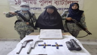 উখিয়ায় কুতুপালং ক্যাম্পে অস্ত্রসহ এক রোহিঙ্গা নারী আটক.
