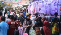 অভিজাত শপিং মল থেকে ফুটপাত পর্যন্ত কেনাকাটার ধুম