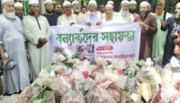 বেনাপোলে পৌর উন্নয়ন ও দরিদ্র স্বেচ্ছাসেবী সংগঠনের উদ্যোগে বন্যার্তদের মাঝে ত্রাণ বিতরণ