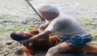 নওগাঁর রাণীনগরে প্রকাশ্যো রেশমা নামে এক প্রতিবন্ধী নারীকে পেটানোর ভিডিও ভাইরাল