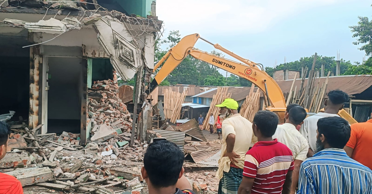 বেলকুচিতে পানি উন্নয়ন বোর্ডের উচ্ছেদ অভিযান, ১৬২টি অবৈধ স্থাপনা গুঁড়িয়ে দেওয়া হয়