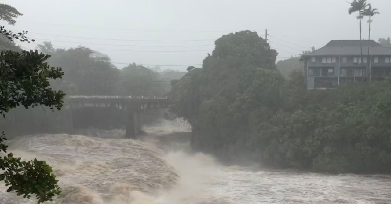হাওয়াইয়ে হারিকেন লালার তাণ্ডবে ভারী বৃষ্টি