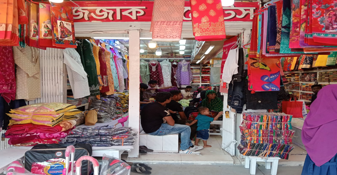 ঈদ বাজার  বেনাপোলে দর্জি কারিগরদের ব্যস্ততা, ছিট কাপড়ের দোকানে ভীড়