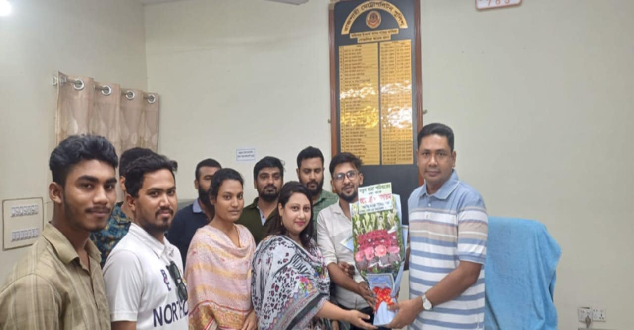 বোয়ালিয়া থানার ওসিকে ফুল দিয়ে শুভেচ্ছা জানালেন নতুন মাত্রা সাংবাদিক বৃন্দরা