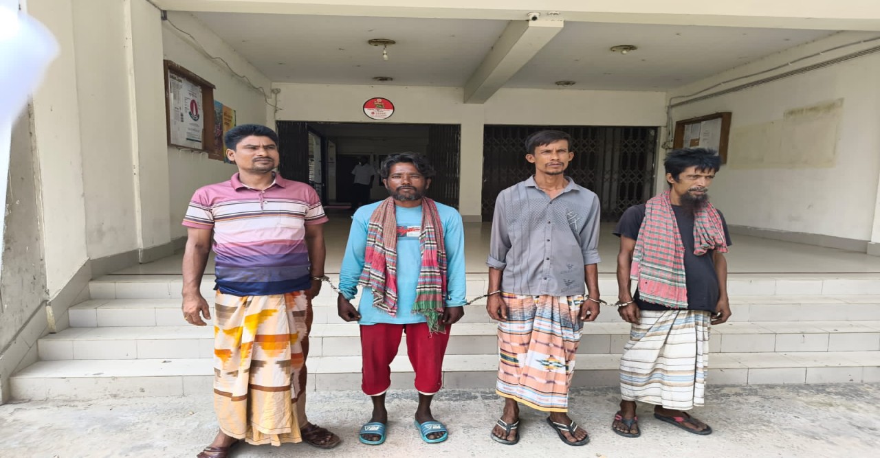 দুর্গাপুর উপজেলা প্রশাসন ও মাদকদ্রব্য নিয়ন্ত্রণ অধিদপ্তরের যৌথঅভিযানে আটক ৪