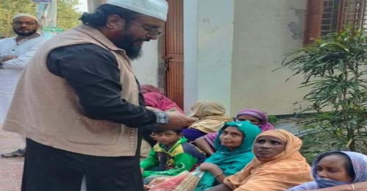 গরিব অসহায় মানুষদের সাহায্য করলেন এবি পার্টির প্রার্থী ড. মোহাম্মদ আব্দুর রহমান মুহসেনী