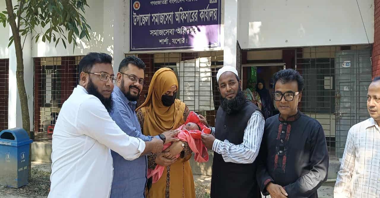 শার্শায় উদ্ধারকৃত নব জাতকের দত্তক নিল ঢাকা উত্তরা সিটির নিঃসন্তান সানাউর ও সুমাইয়া