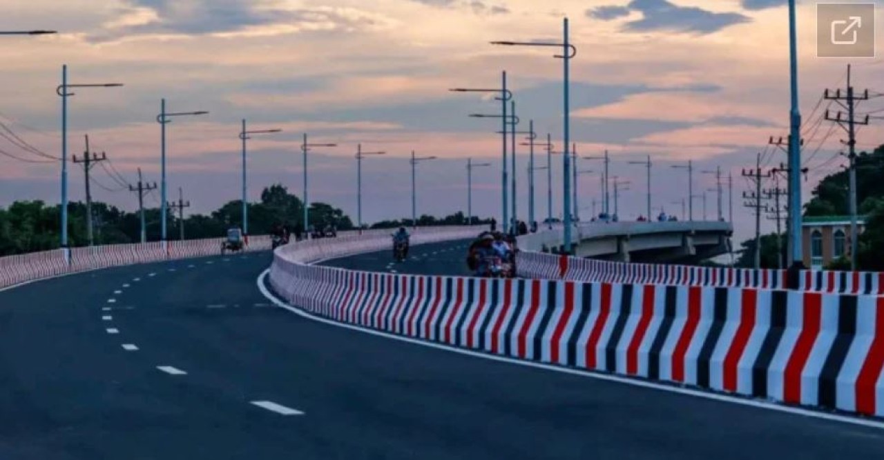 মেহেরচণ্ডী ফ্লাইওভারে ক্ষুব্ধ এলাকাবাসীর অ্যাকশন: তারাবির সময় রেসিং করায় মোটরসাইকেল ভাঙচুর